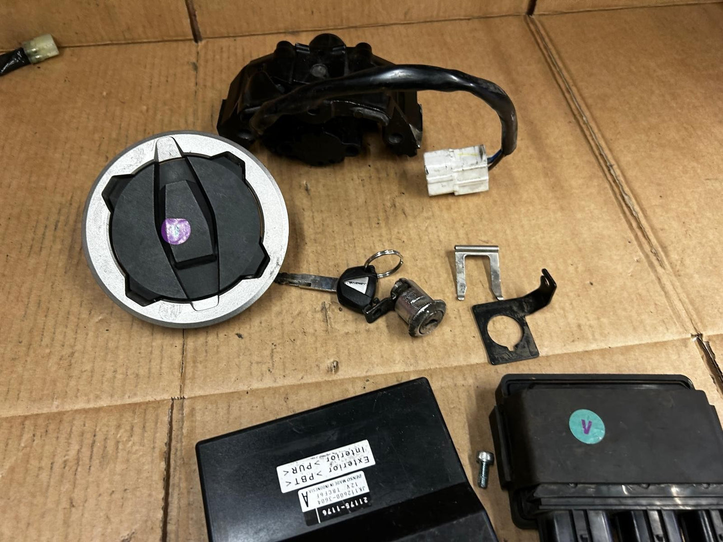 2017 - 2019 Kawasaki Ninja EX 650 ECU Ignition Fuel Cap Lock Set & Key
