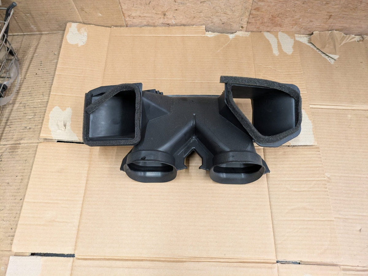 2011 Audi A3 S Line Centre Air Vent Pipe Tube | 8P2819409