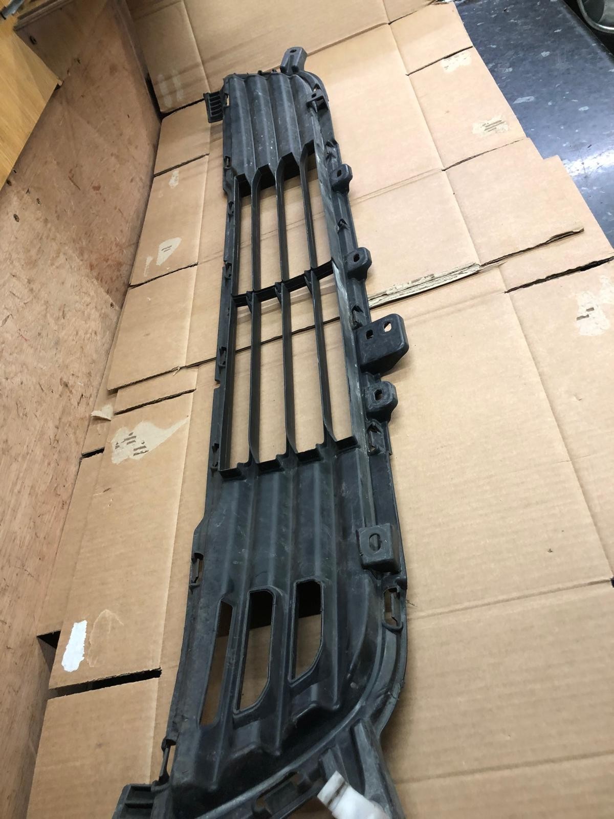 2014 Mitsubishi Outlander GX 4h PHEV Front Bumper Lower Grille | 6402A233