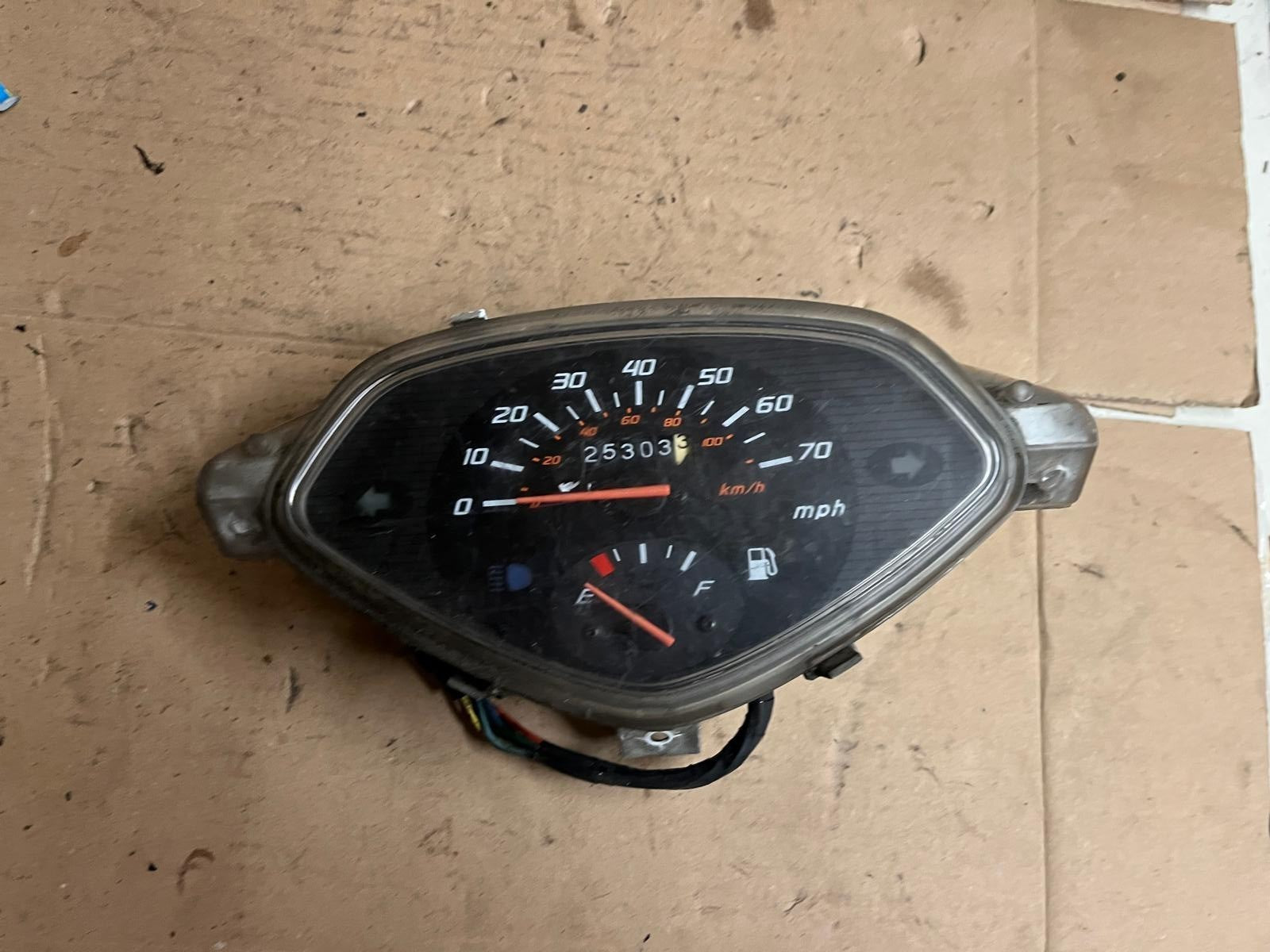 2003 - 2007 Honda SCV Lead 100 Speedometer Gauge  25,303 KM | 37200-KRP-961