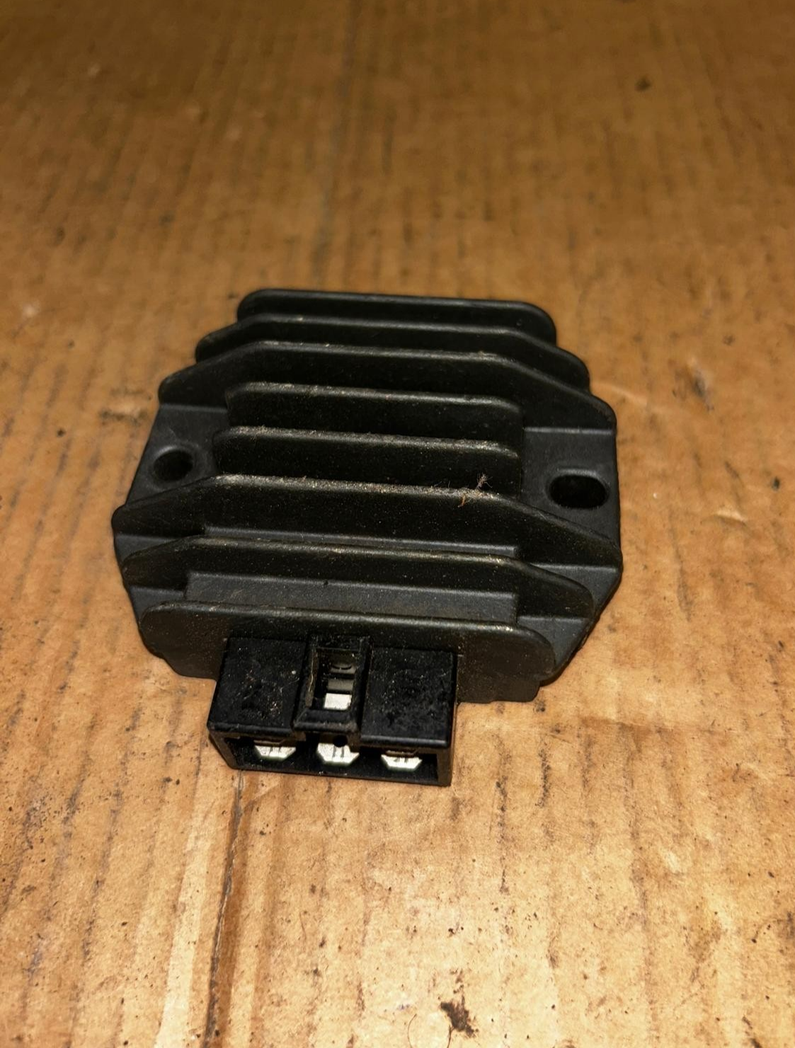 SH640D-12 | 2010 Yamaha YBR Regulator Rectifier Genuine OEM Part
