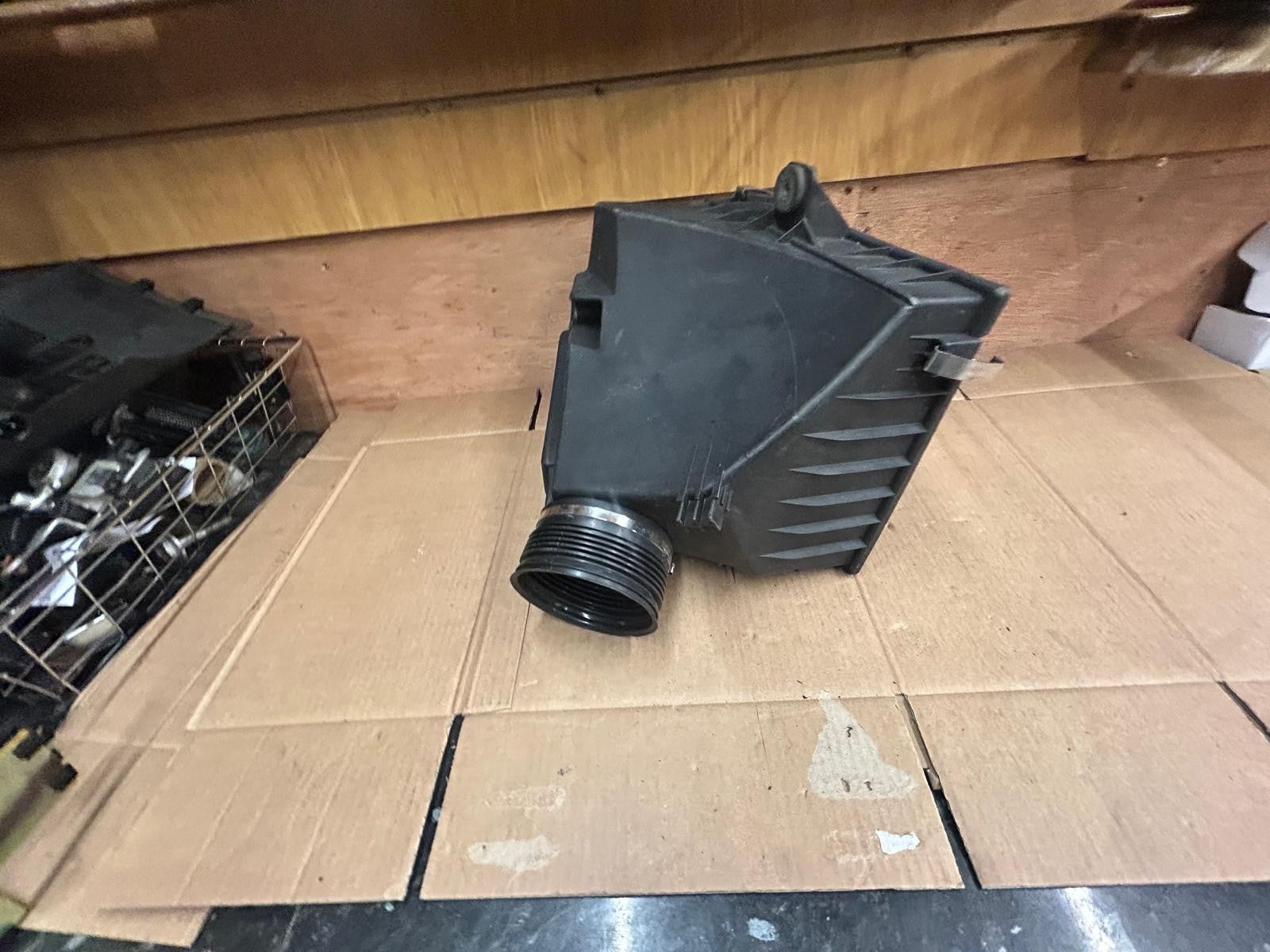 Genuine BMW 7 Series E38 Air Filter Box | 13711747824