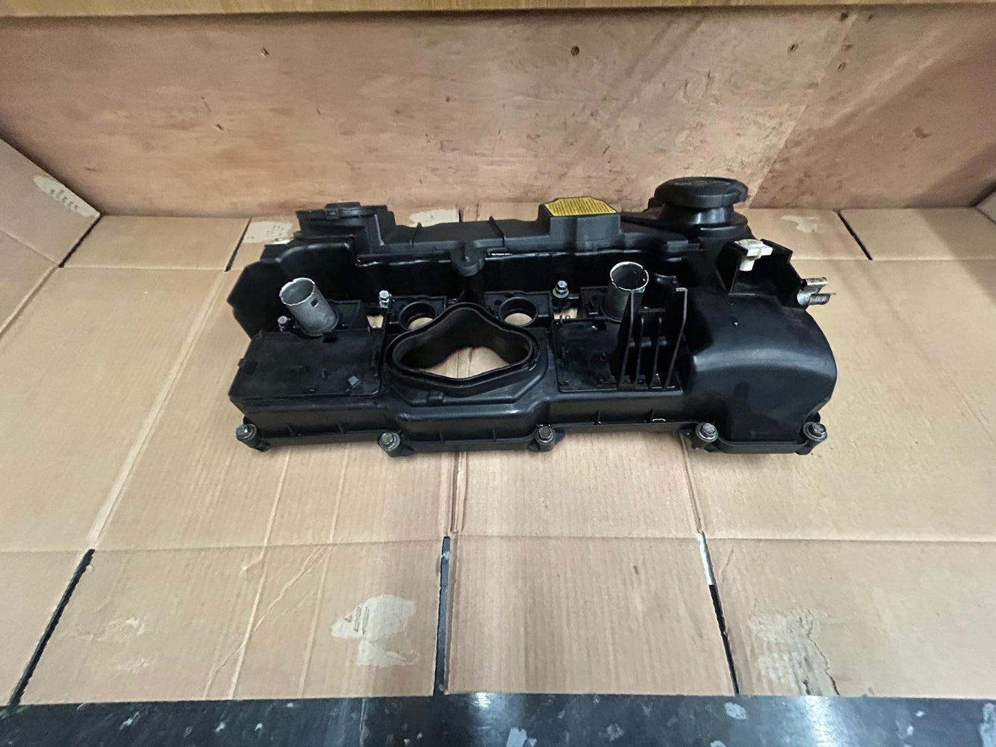Genuine BMW 7 Series E38 Engine Valve Cover | 7553626