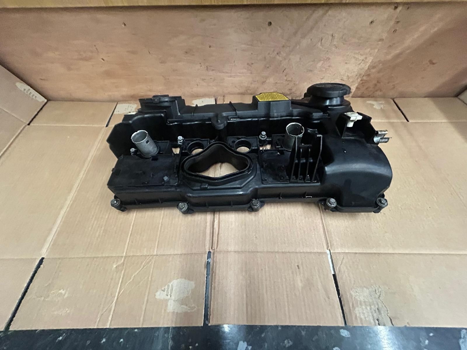 Genuine BMW 7 Series E38 Engine Valve Cover | 7553626
