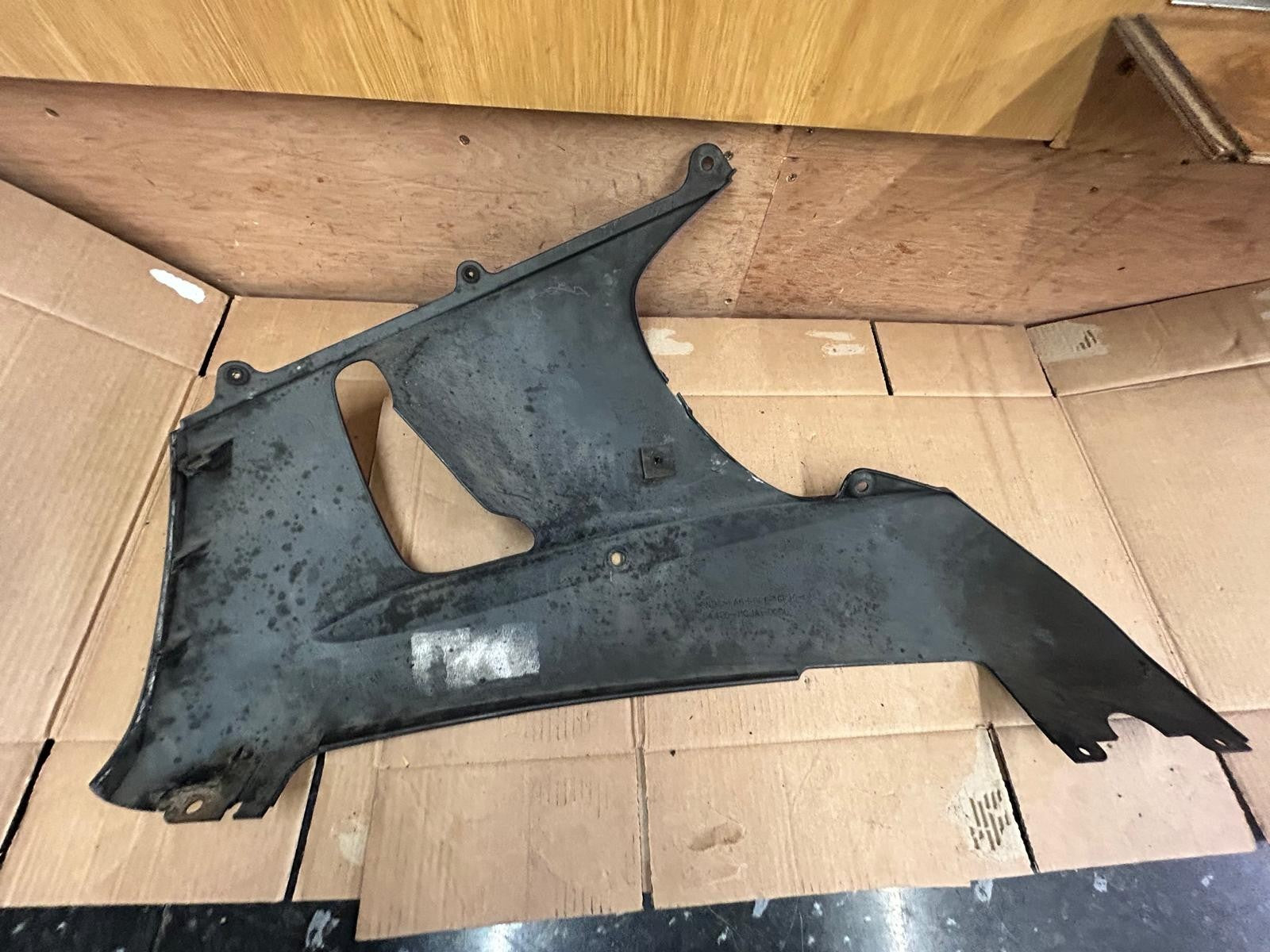 2000 - 2001 Honda CBR 900RR Fireblade Right Belly Panel | 64420-MCJA-0000