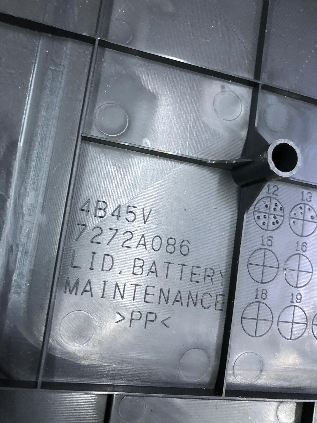2014 Mitsubishi Outlander GX 4h PHEV Maintenance Battery Cover Panel | 7272A086