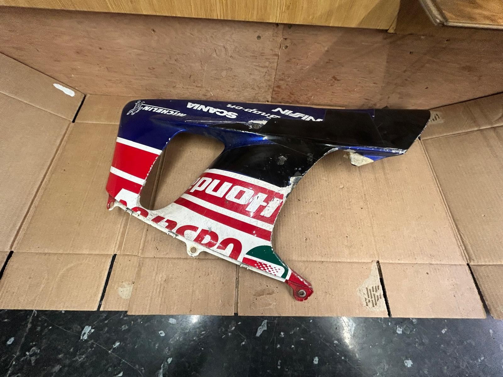 2000 - 2001 Honda CBR 900RR Fireblade Right Belly Panel | 64420-MCJA-0000