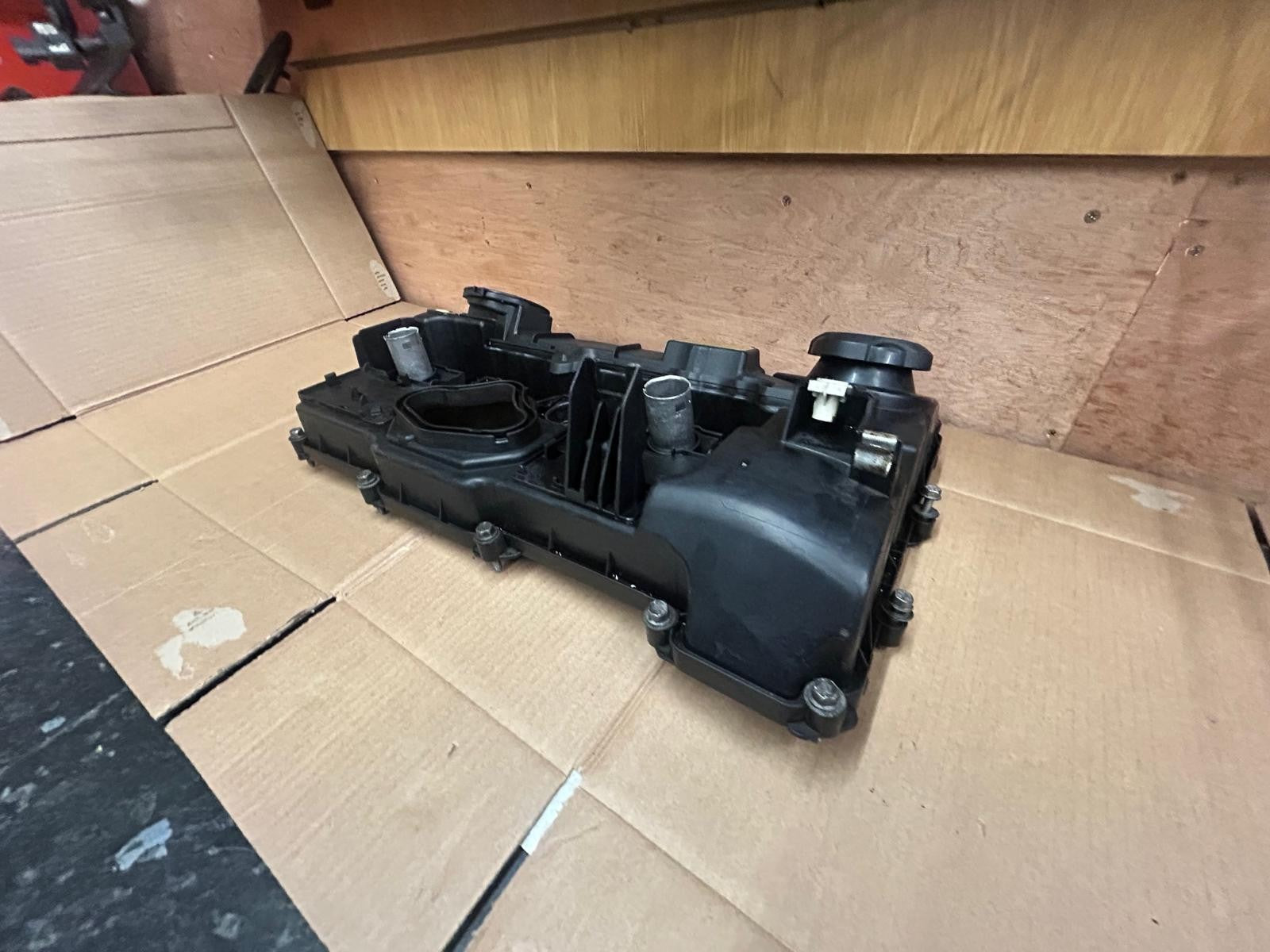 Genuine BMW 7 Series E38 Engine Valve Cover | 7553626