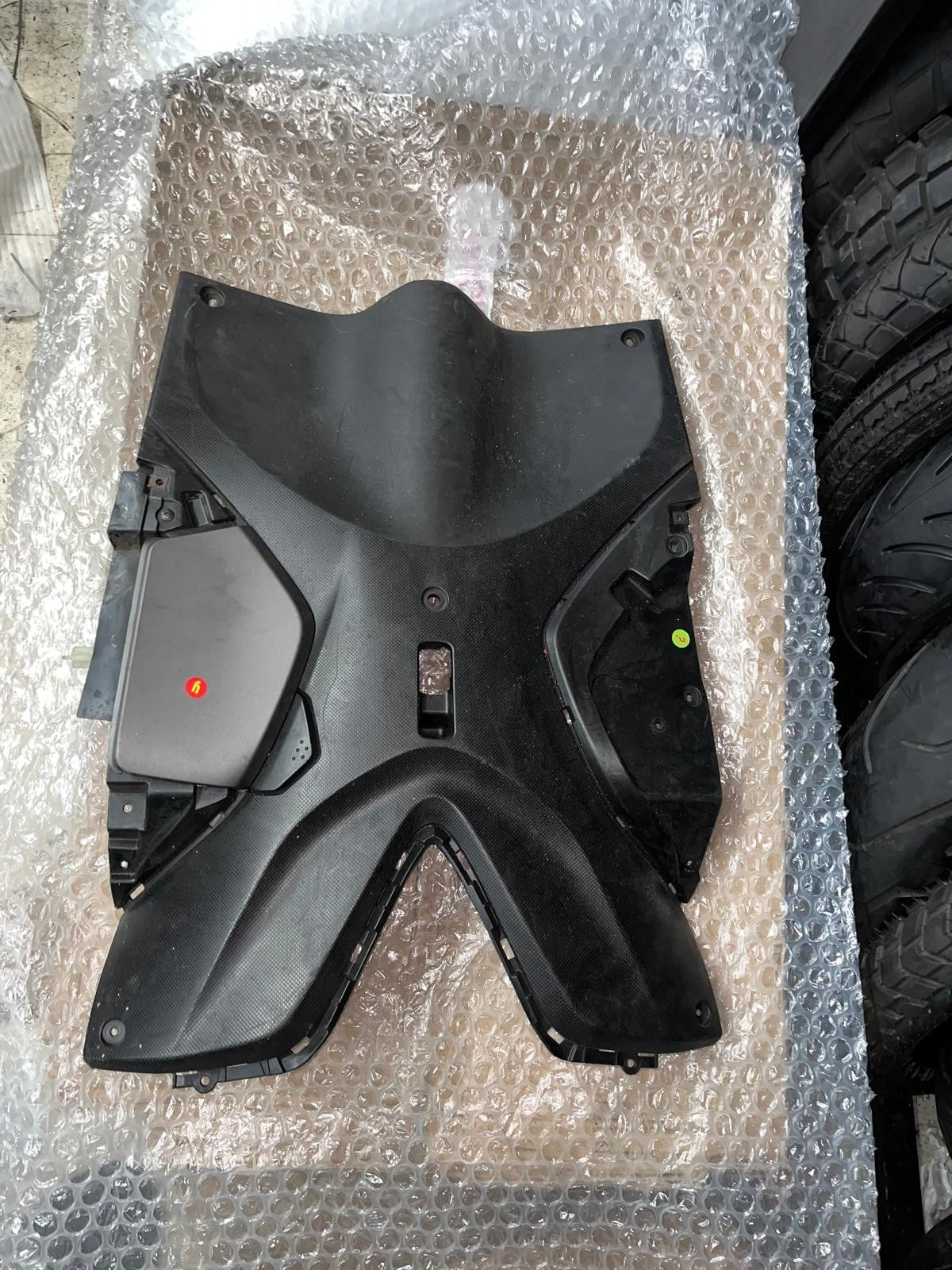 2017 - 2018 Yamaha MW125 Tricity Center Cover | BB8-F8311-00