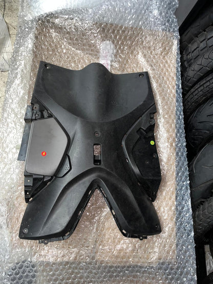 2017 - 2018 Yamaha MW125 Tricity Center Cover | BB8-F8311-00