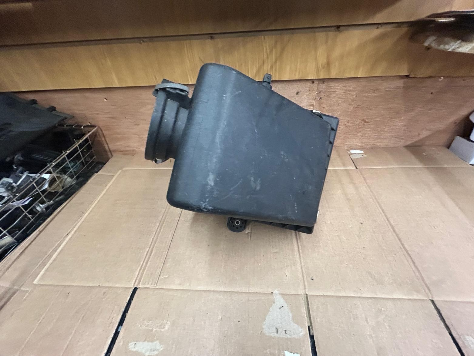 Genuine BMW 7 Series E38 Air Filter Box | 13711742117