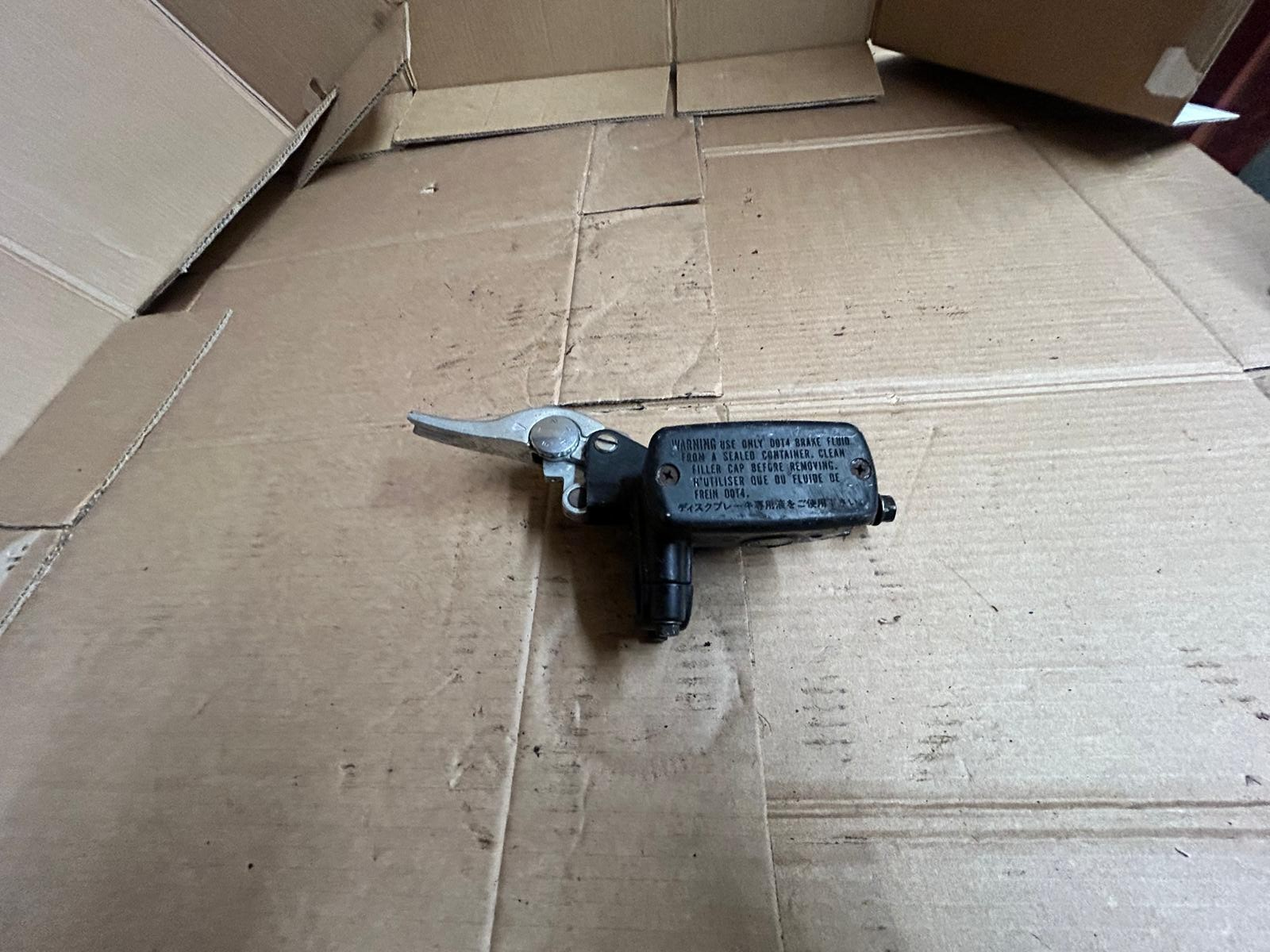 2000 Honda CBR 1100 xx Super Blackbird Clutch Master Cylinder + Lever