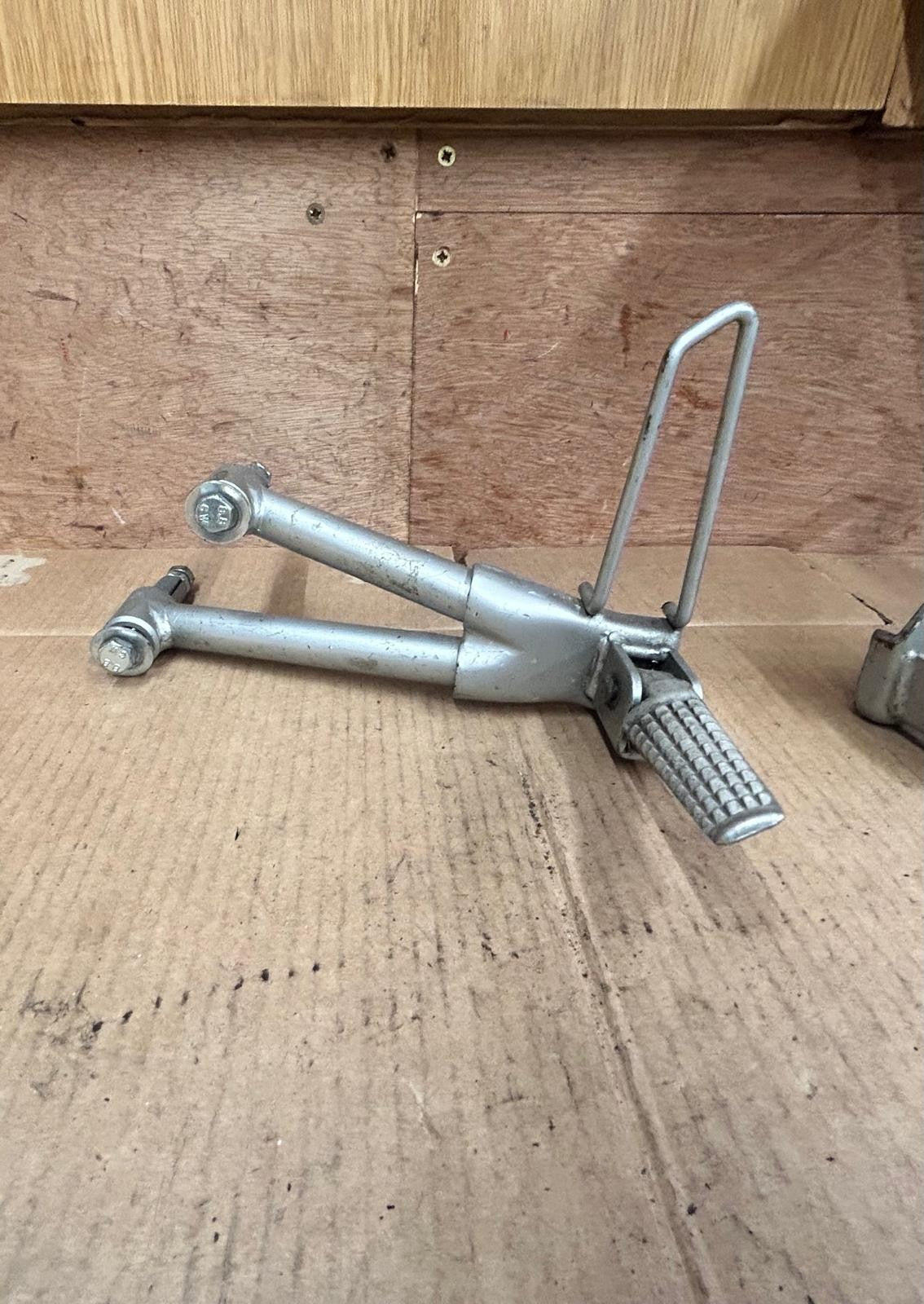 Suzuki GSF 600 Bandit Rear Left & Right Footrests