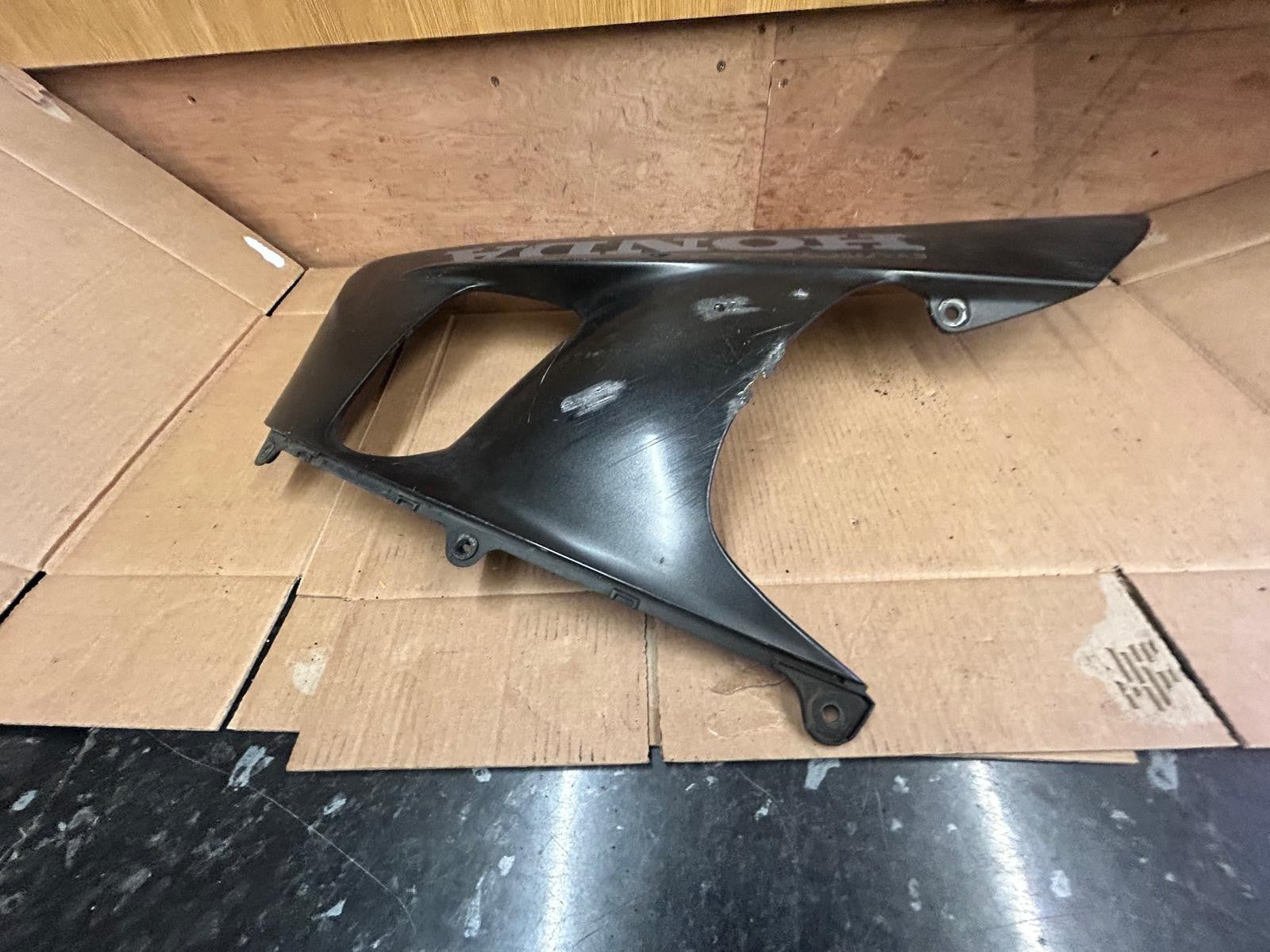 2000 - 2001 Honda CBR 900RR Fireblade Right Belly Panel | 64420-MCJA-0000