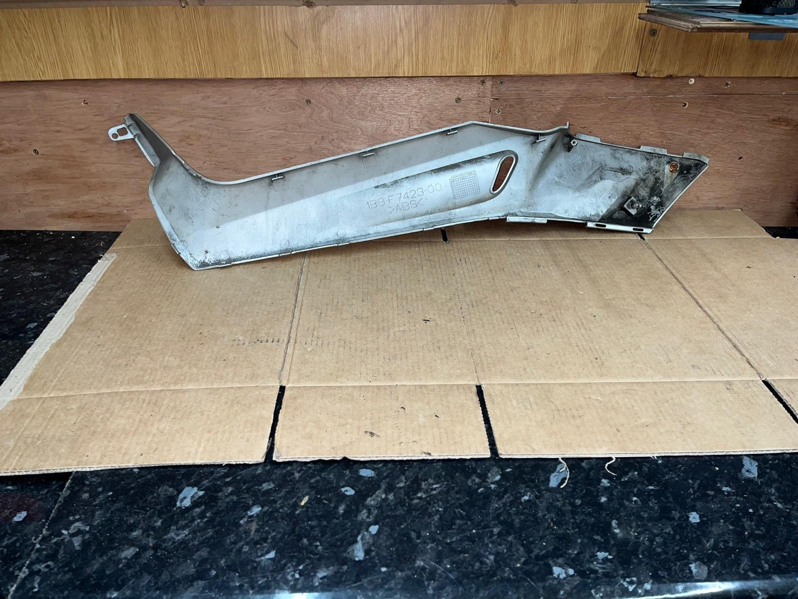 2006 - 2008 Yamaha YP125R Xmax Right Lower Footrest Panel | 1B9-F7423-00