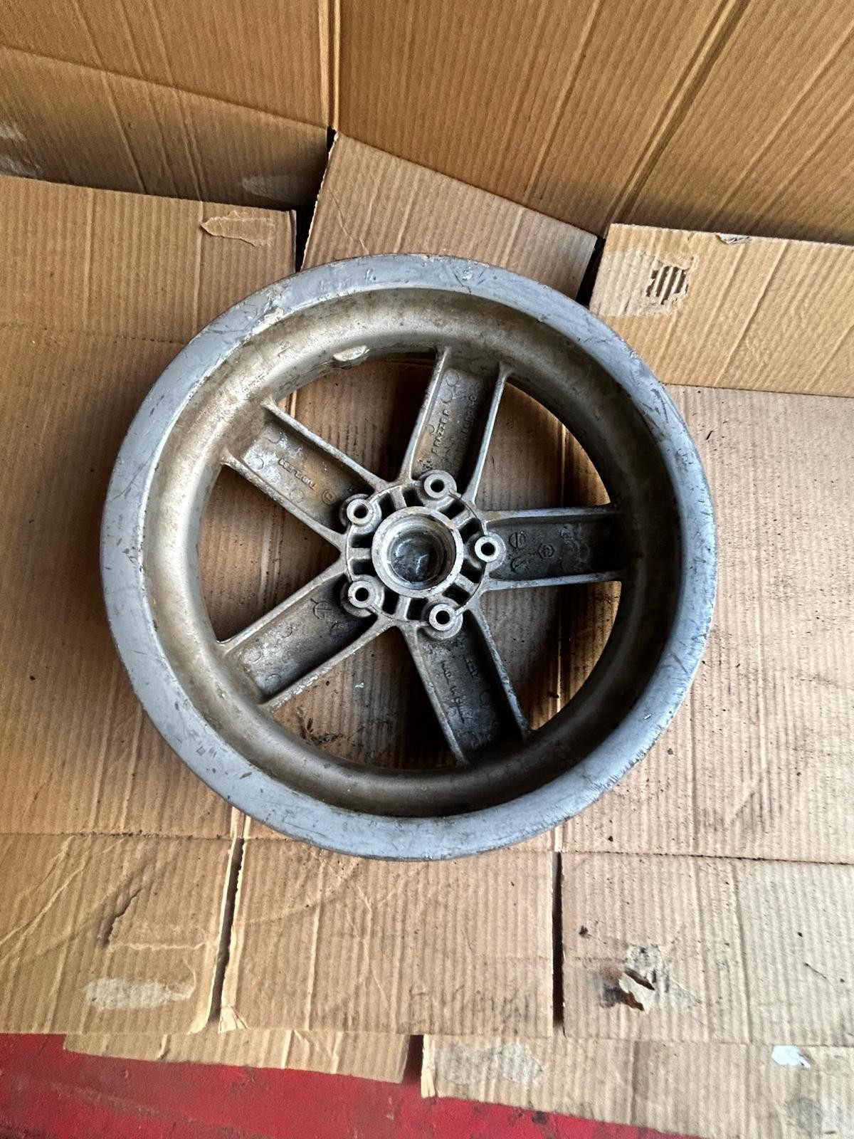 Vespa LX 50 / 125 Front Wheel