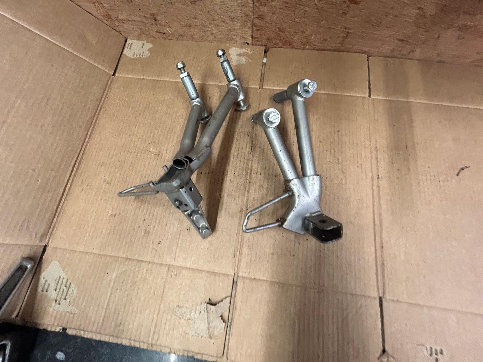 Suzuki GSF 600 Bandit Rear Left & Right Footrests