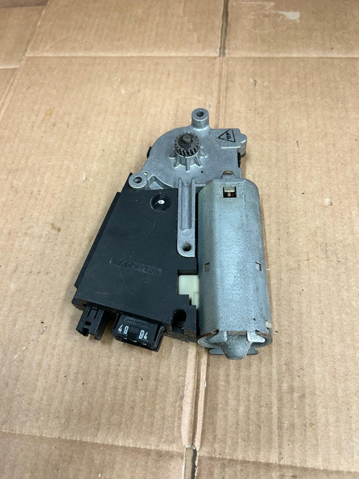 Genuine Siemens BMW 7 Series E38 Sunroof Motor Unit | 67618352209 8352210