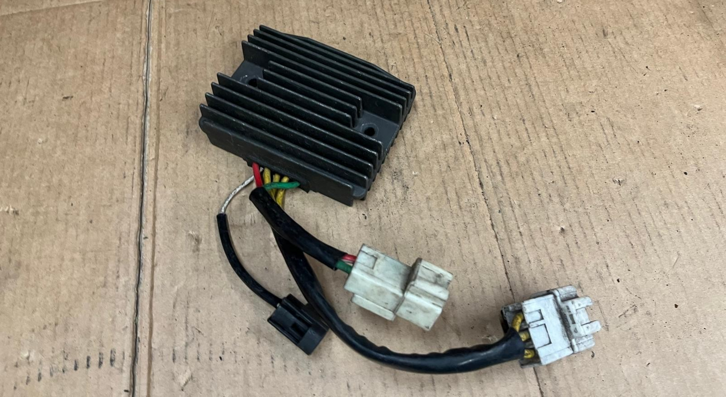 2010 Vespa GTS 125 Super Regulator Rectifier | SH819AA