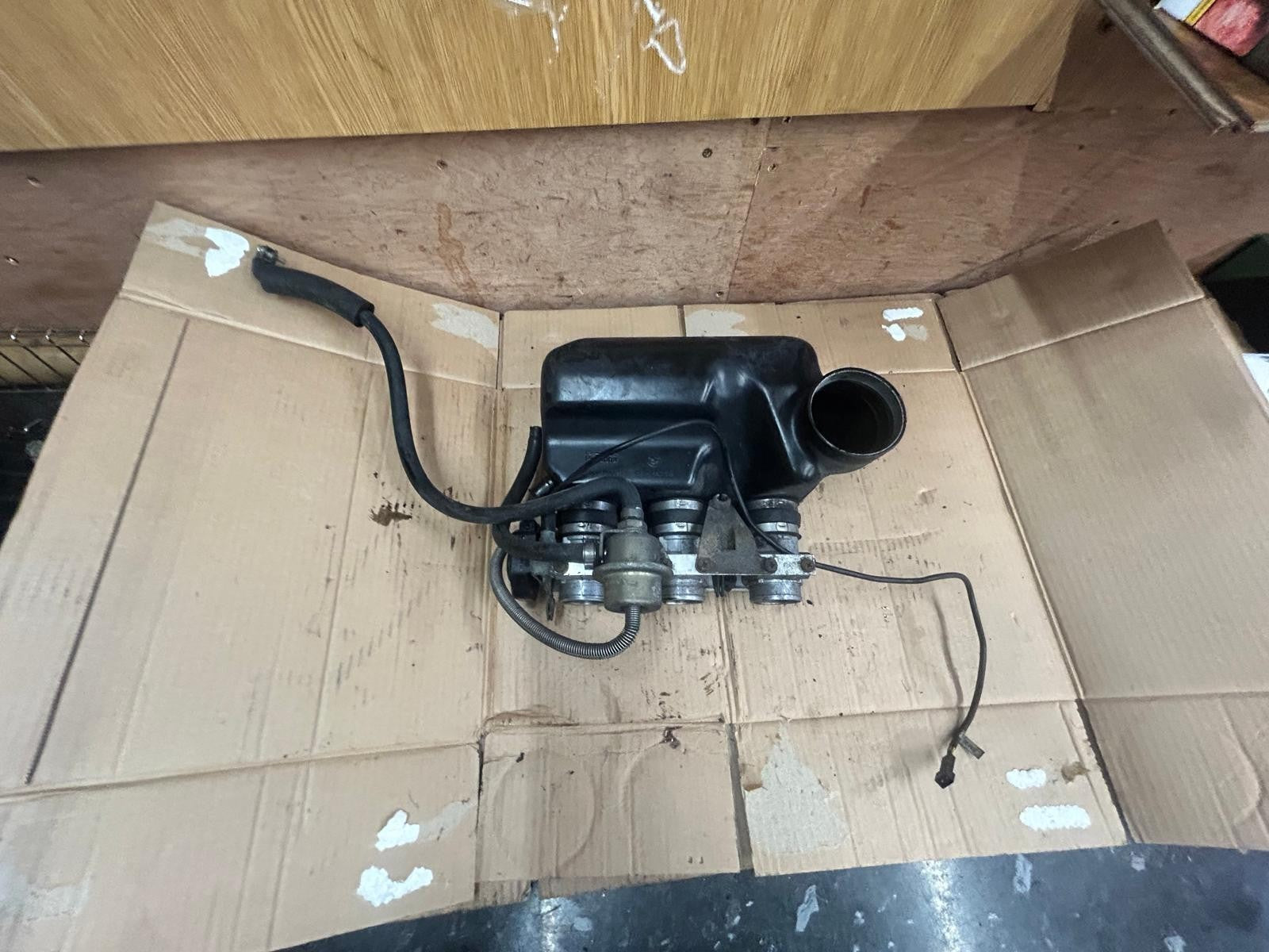 1985 - 1995 BMW K75s Throttle Body with Air Filter Box | 1161-1460518