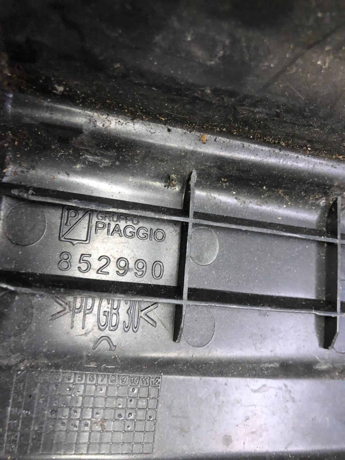 Aprilia Sport City, Piaggio Typhoon, Derbi Variant Sport Battery Cover | 852990
