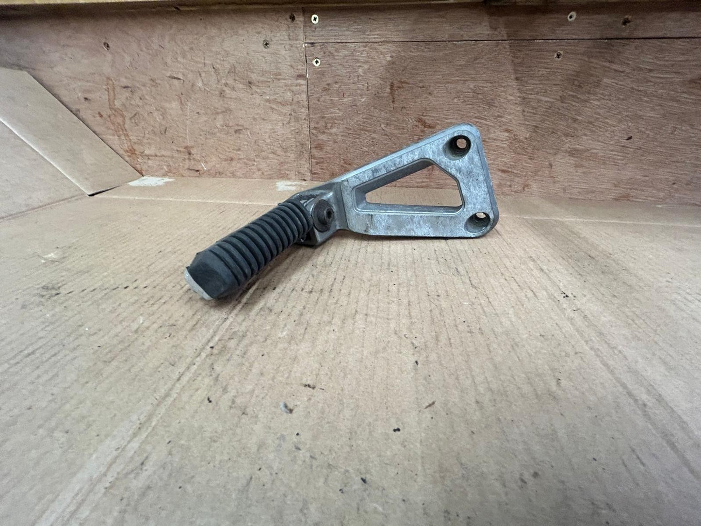 Suzuki GSF 1200 Bandit Rear Right Footrest | 127E-R