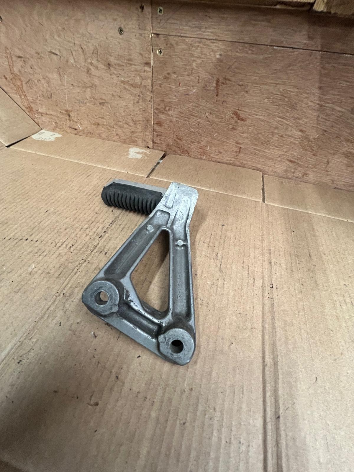 Suzuki GSF 1200 Bandit Rear Right Footrest | 127E-R