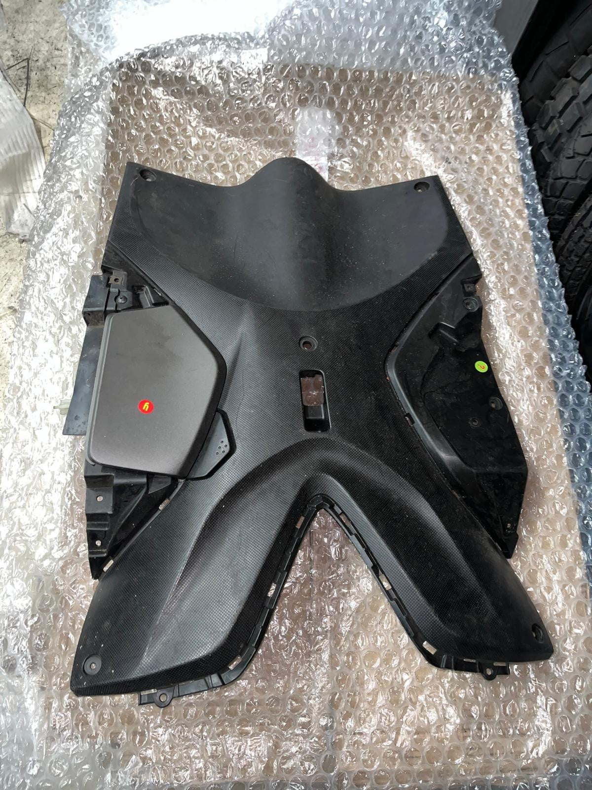 2017 - 2018 Yamaha MW125 Tricity Center Cover | BB8-F8311-00