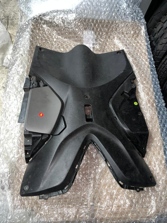 2017 - 2018 Yamaha MW125 Tricity Center Cover | BB8-F8311-00