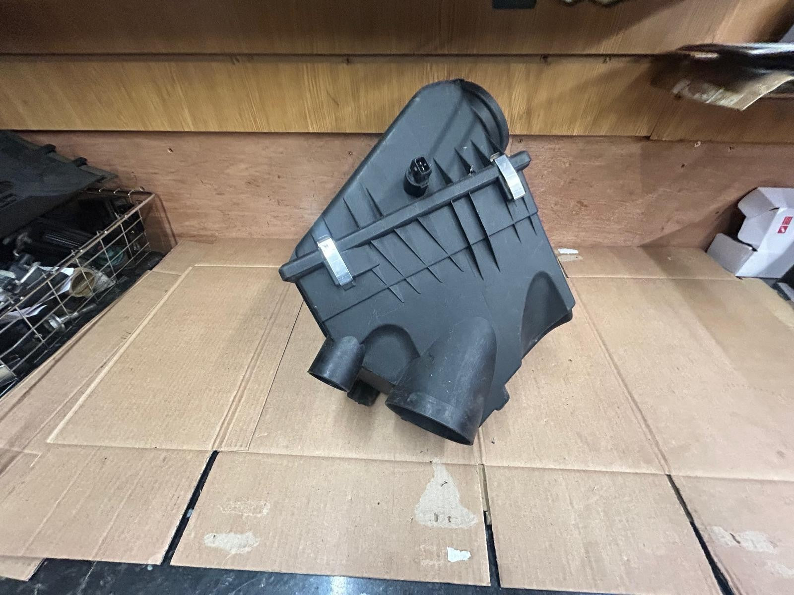 Genuine BMW 7 Series E38 Air Filter Box | 13711742117